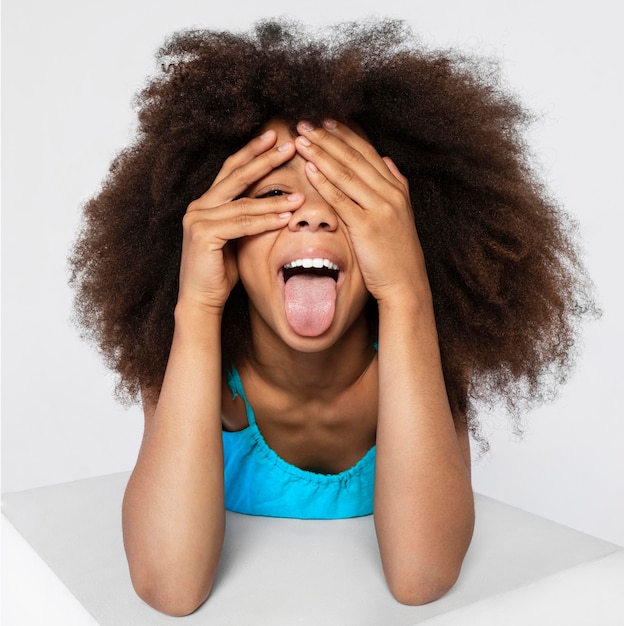 Portrait de jeune fille adorable posant dans un joli haut