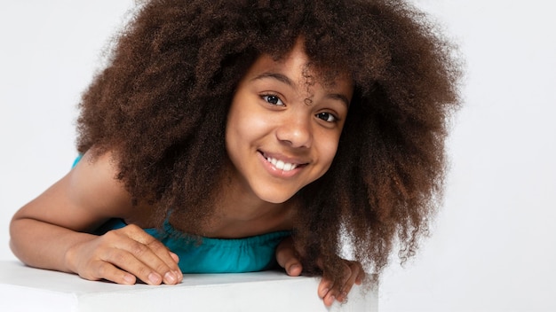 Portrait de jeune fille adorable posant dans un joli haut