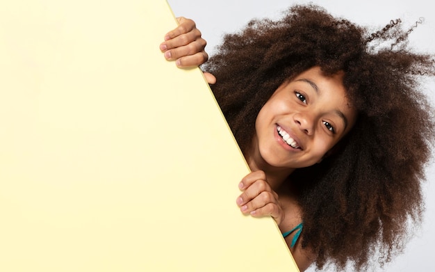 Portrait de jeune fille adorable posant dans un joli haut