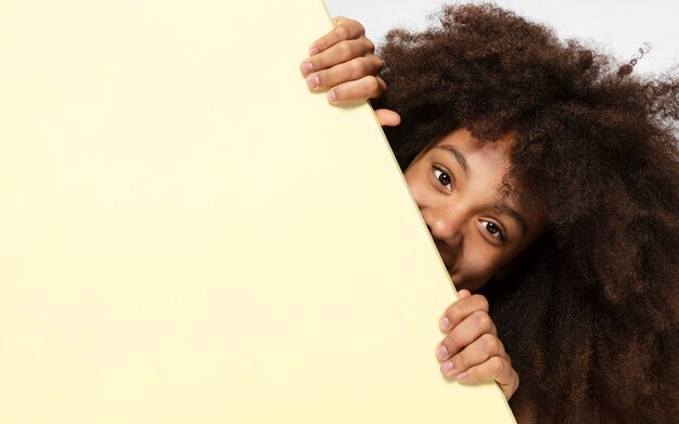 Portrait de jeune fille adorable posant dans un joli haut