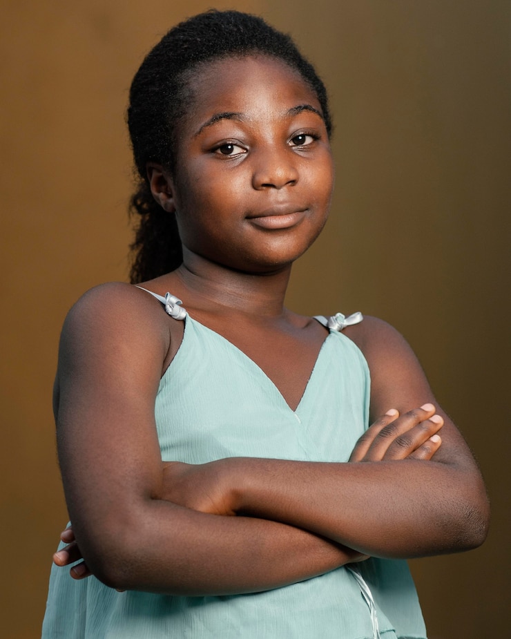 Photo gratuit portrait jeune fille africaine avec les bras croisés