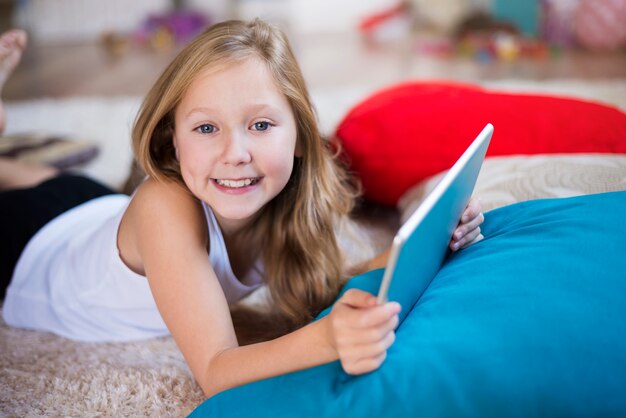 Portrait de jeune fille à l'aide de sa tablette numérique