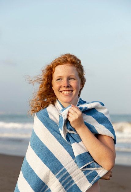 Photo gratuite portrait de jeune fille appréciant le temps à la plage