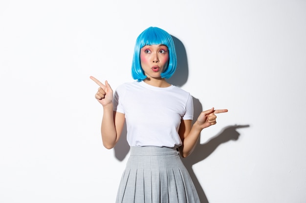 Portrait d'une jeune fille asiatique dans une perruque courte bleue