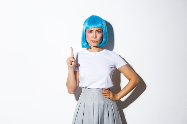 Portrait d'une jeune fille asiatique dans une perruque courte bleue