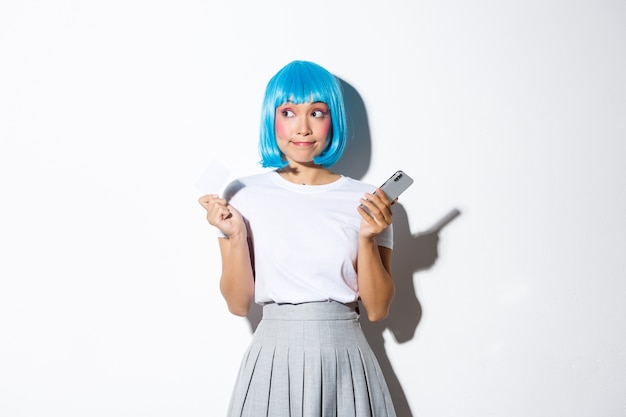 Portrait d'une jeune fille asiatique dans une perruque courte bleue