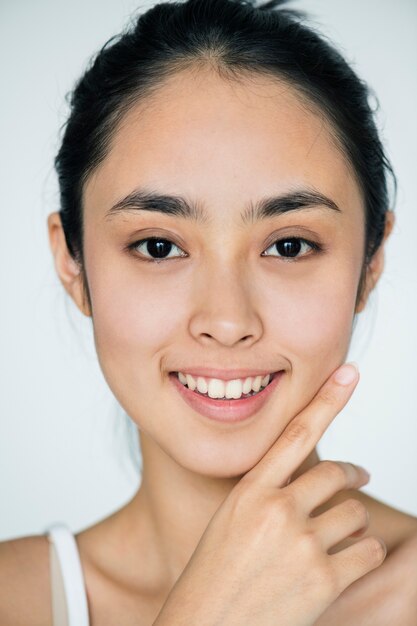 Portrait de jeune fille asiatique isolé