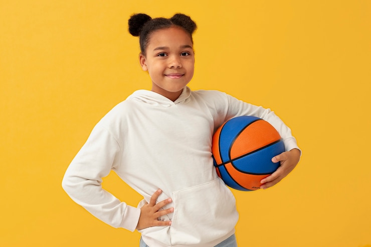 Photo gratuit portrait de jeune fille avec basket-ball