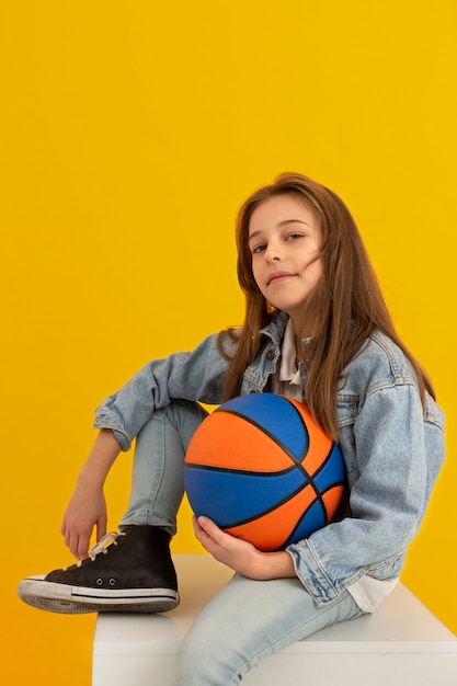 Photo gratuite portrait de jeune fille avec basket-ball