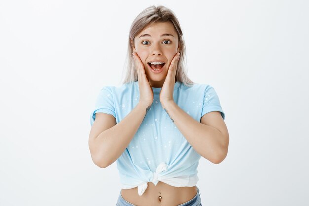 Portrait de jeune fille blonde choquée posant dans le studio