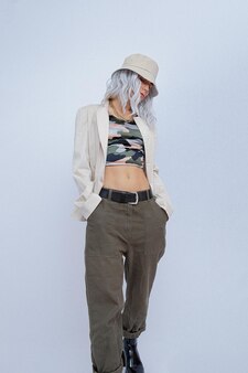 Portrait de jeune fille blonde portant des vêtements de style militaire à la mode et des bottes à plateforme à la mode. mode minimaliste