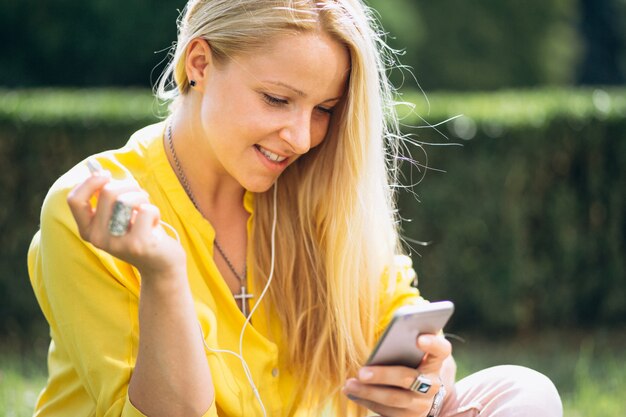 Portrait de jeune fille blonde avec un téléphone