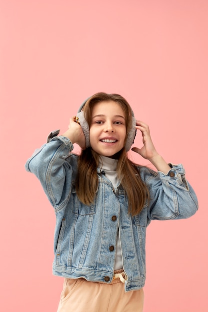 Photo gratuite portrait de jeune fille avec des cache-oreilles