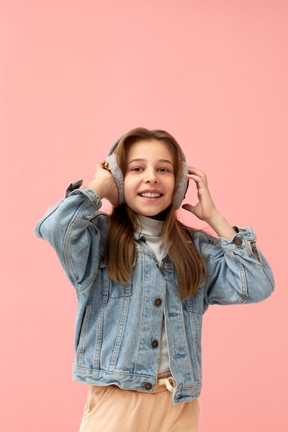 Portrait de jeune fille avec des cache-oreilles