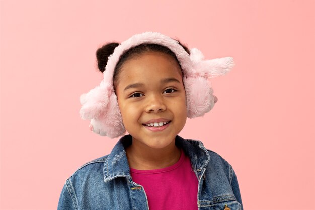 Portrait de jeune fille avec des cache-oreilles