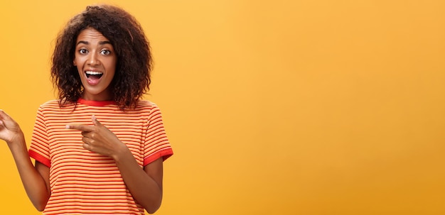 Portrait d'une jeune fille charismatique à la peau noire avec une coiffure afro à la mode.