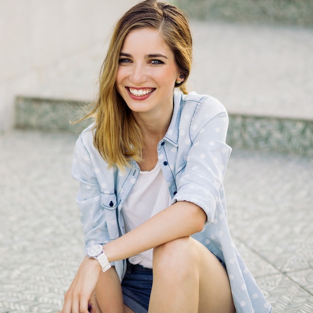 Portrait d'une jeune fille avec un charmant sourire