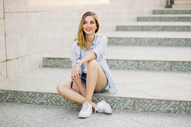 Portrait d'une jeune fille avec un charmant sourire