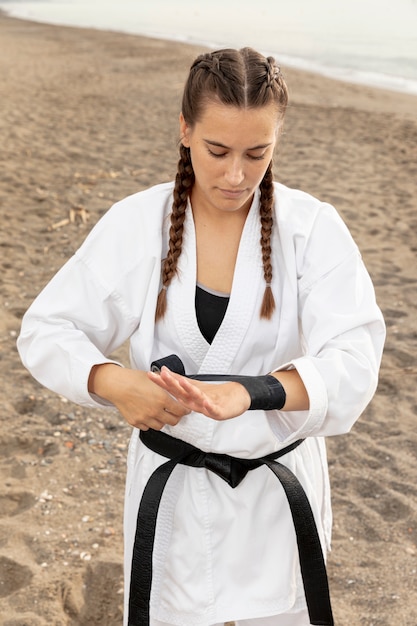 Photo gratuite portrait de jeune fille en costume de karaté