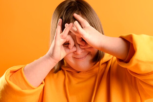 Portrait de jeune fille couvrant le visage