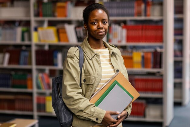 Portrait de jeune fille dans la bibliothèque universitaire