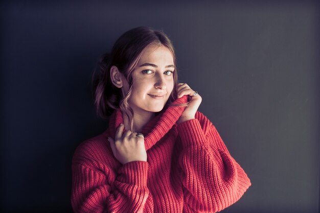 portrait d'une jeune fille dans un pull rouge