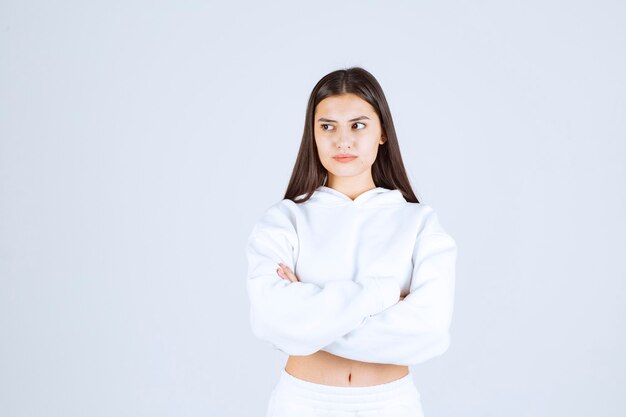 Portrait d'une jeune fille debout et regardant loin.