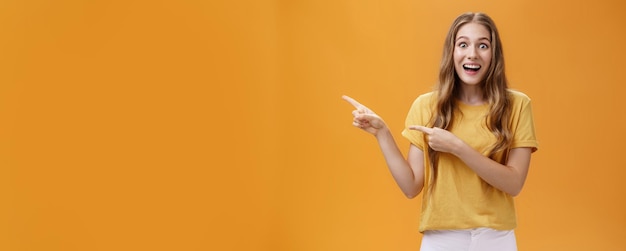 Portrait de jeune fille étonnée et étonnée excitée avec une cicatrice sur le bras et les cheveux ondulés bouche ouverte en enth