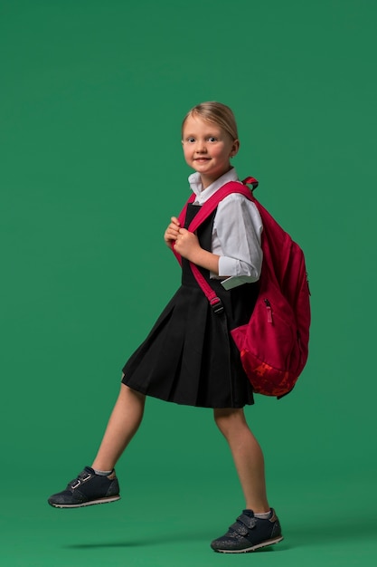 Photo gratuite portrait, de, jeune fille, étudiant, dans, uniforme scolaire