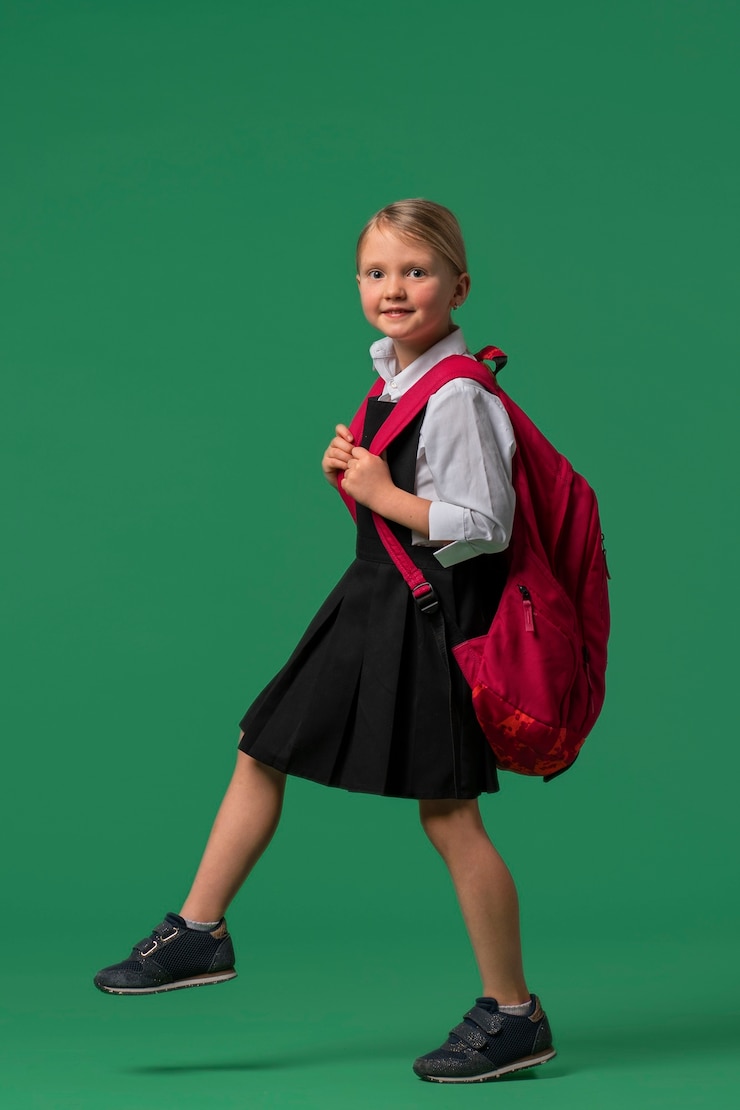 Photo gratuit portrait, de, jeune fille, étudiant, dans, uniforme scolaire