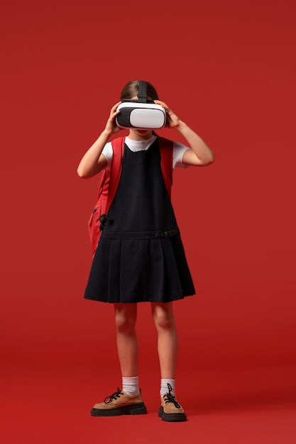 Portrait de jeune fille étudiante en uniforme scolaire et lunettes vr