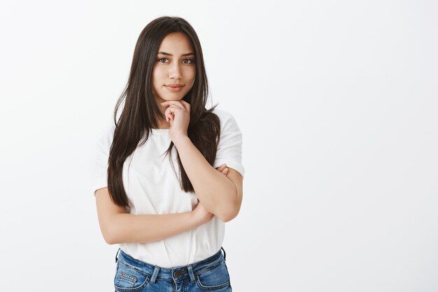 Portrait de jeune fille européenne à la peau bronzée et les cheveux noirs