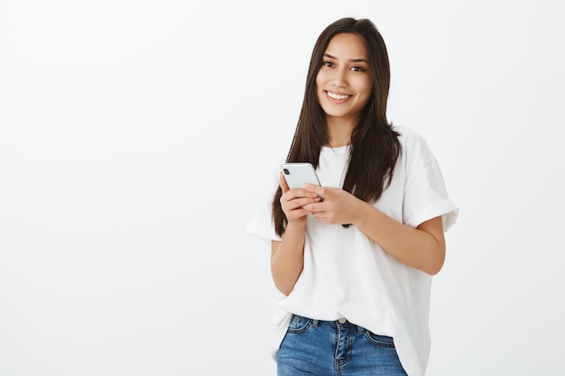 Portrait de jeune fille européenne à la peau bronzée et les cheveux noirs