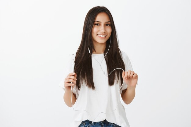 Portrait de jeune fille européenne à la peau bronzée et les cheveux noirs