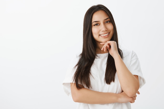 Portrait de jeune fille européenne à la peau bronzée et les cheveux noirs