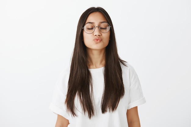 Portrait de jeune fille européenne à la peau bronzée et les cheveux noirs