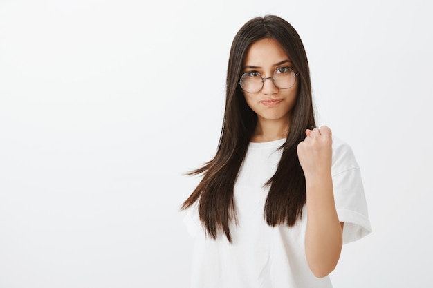 Portrait de jeune fille européenne à la peau bronzée et les cheveux noirs