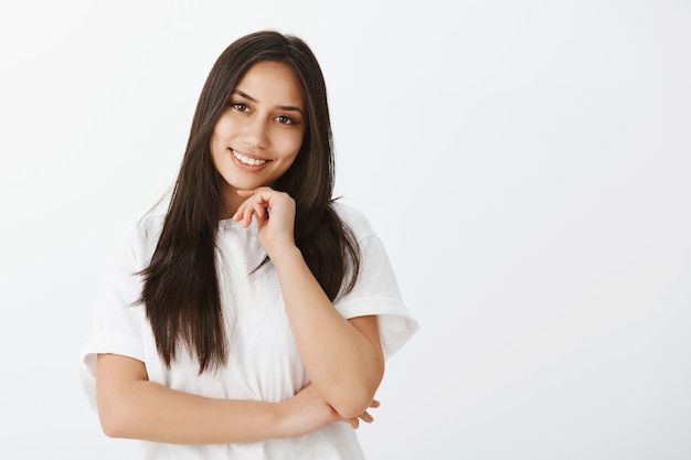 Portrait de jeune fille européenne à la peau bronzée et les cheveux noirs