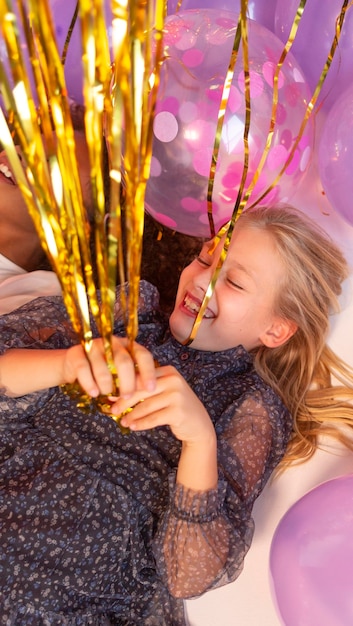 Photo gratuite portrait jeune fille à la fête avec des ballons