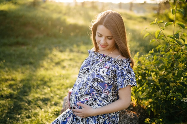 Portrait de jeune fille sur l&#39;herbe et les arbres