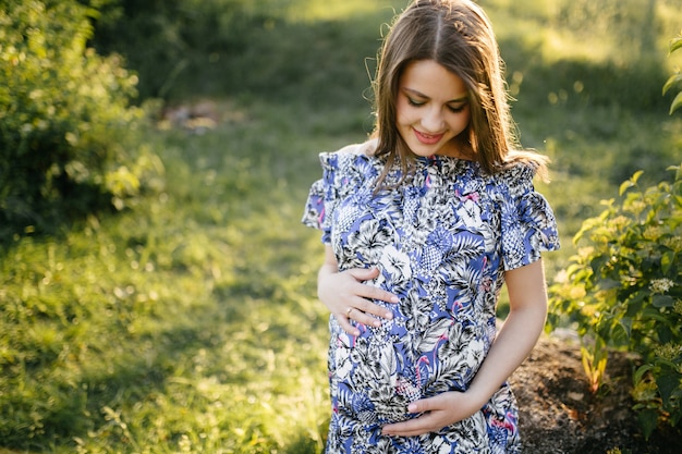 Portrait de jeune fille sur l&#39;herbe et les arbres