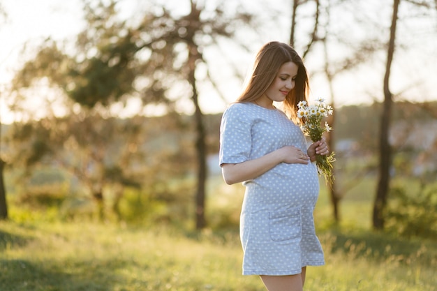 Portrait de jeune fille sur l&#39;herbe et les arbres