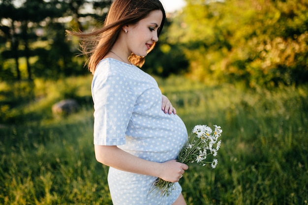 Portrait de jeune fille sur l&#39;herbe et les arbres