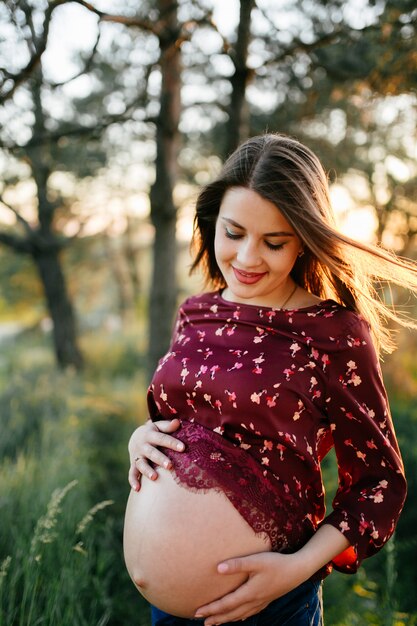 Portrait de jeune fille sur l&#39;herbe et les arbres