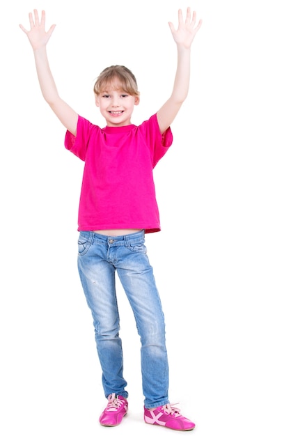 Photo gratuite portrait de jeune fille heureuse en riant avec les mains levées - isolé sur fond blanc.
