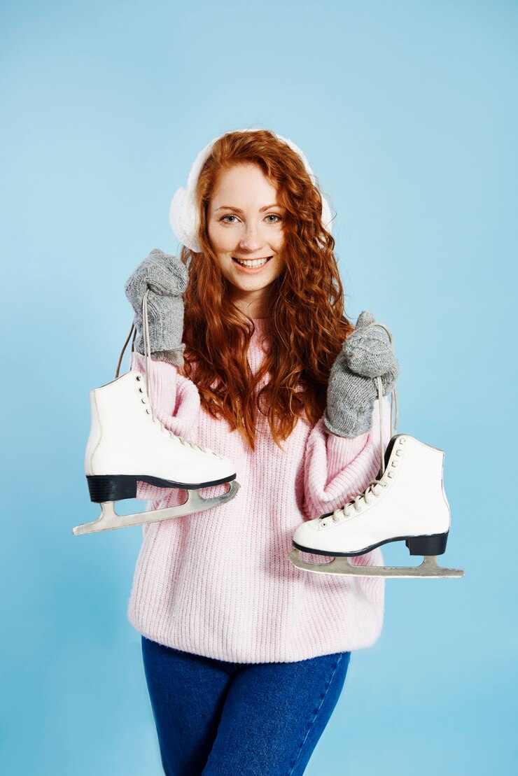 Photo gratuit portrait de jeune fille heureuse tenant des patins à glace