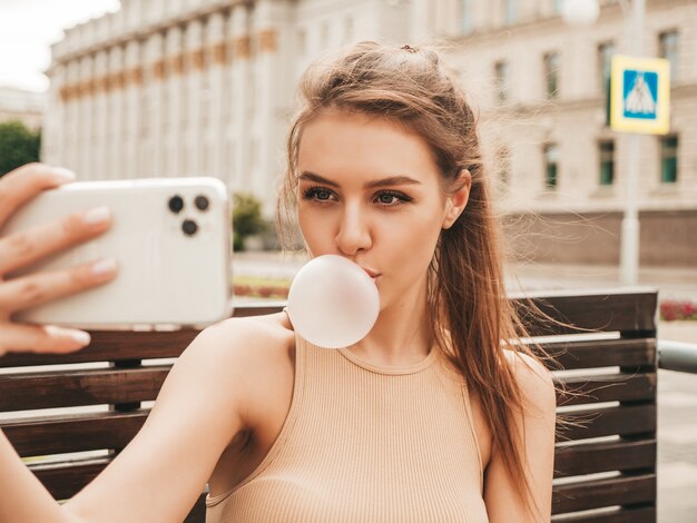 Portrait de jeune fille hipster ludique