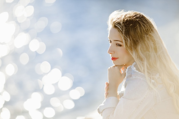 portrait de jeune fille avec look rêveur