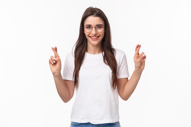 Portrait de jeune fille optimiste croire que les rêves deviennent réalité, porter des lunettes