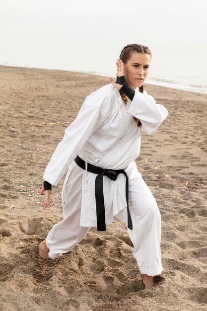 Photo gratuite portrait de jeune fille en plein air